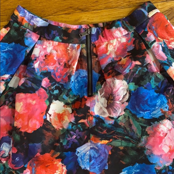 Express painted floral scuba mini skirt - Picture 3 of 3